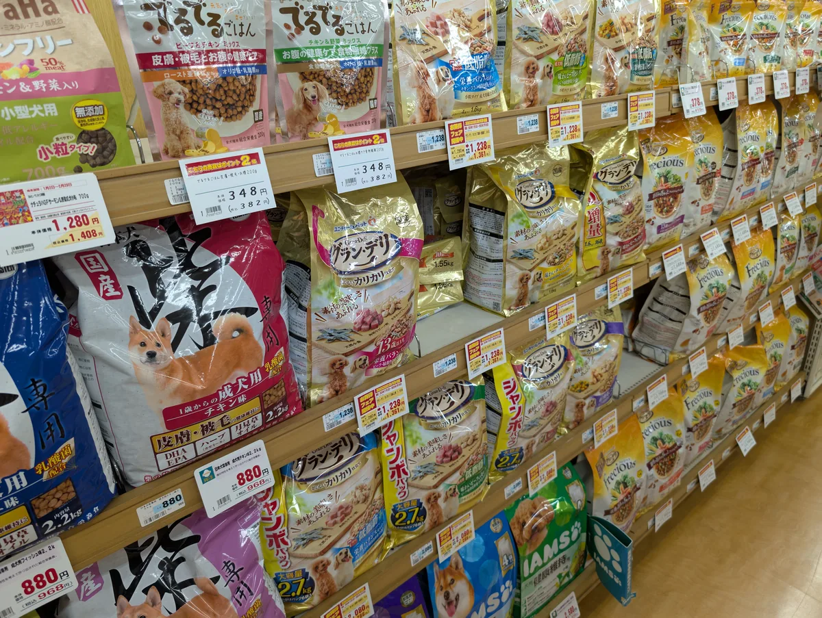ペットショップに並ぶ様々なドッグフード