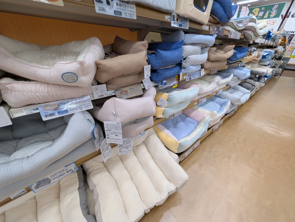 ペット用品売り場に並ぶベッドとあったかグッズ