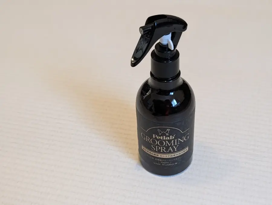 シャンプーボトルと犬のケアイメージ