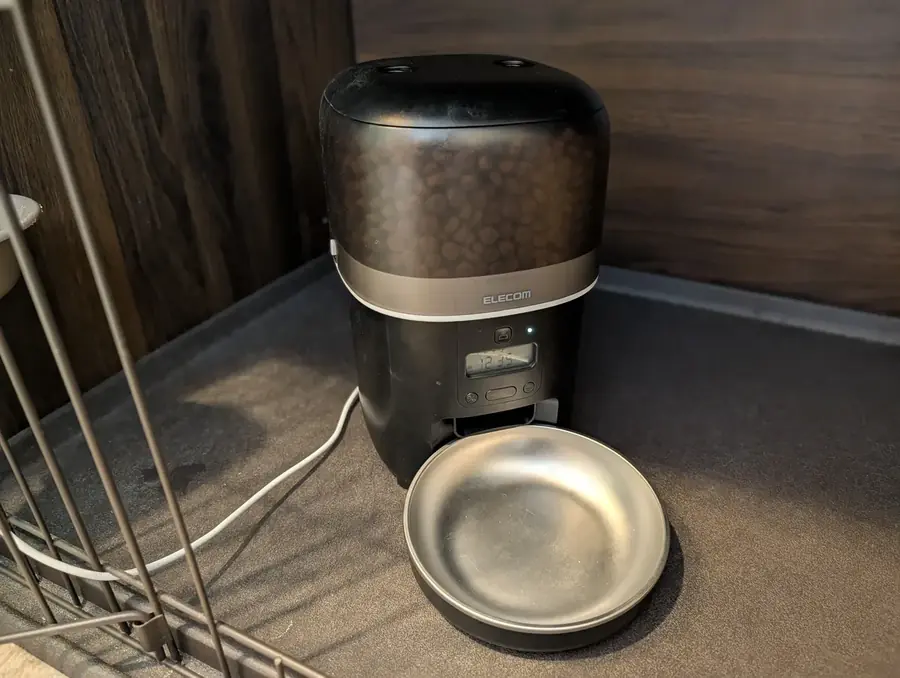 トイプードルの食事時間を管理する自動給餌器